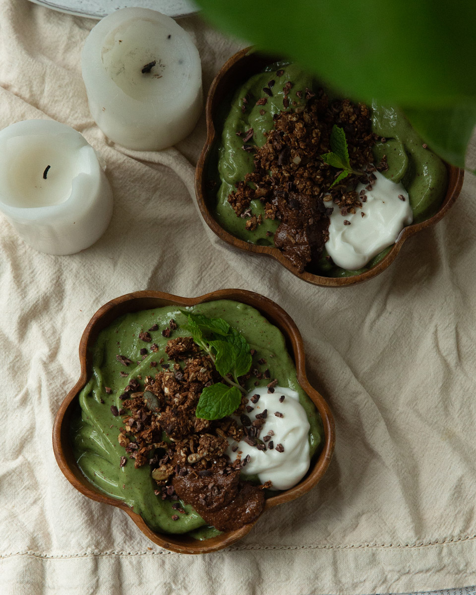 mint chocolate chip smoothie bowl